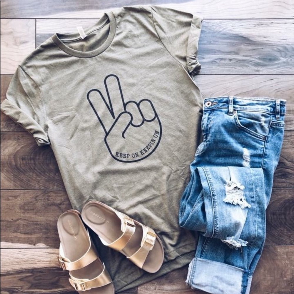 NEW COLOR available 🎨  Keep on Keepin On Tee - Picture 2 of 4